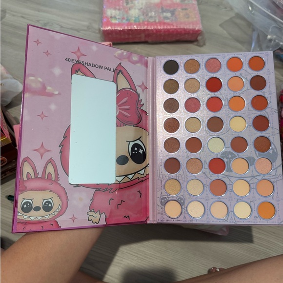Vibrant Eyeshadow Palette with Diverse Shades - Picture 1 of 2